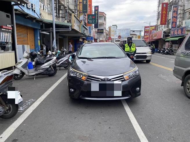 恆春警分局為避免「行人地獄」憾事發生，端午連假期間積極取締違停，前2天共開出逾50件罰單。（警方提供／謝佳潾屏東傳真）