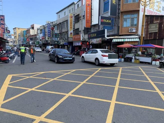 恆春警分局為避免「行人地獄」憾事發生，端午連假期間積極取締違停，前2天共開出逾50件罰單。（警方提供／謝佳潾屏東傳真）