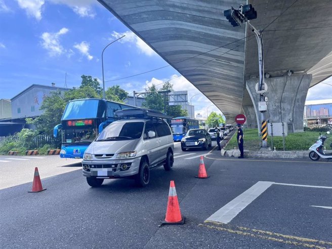 國道5號今天湧現北上車流，各交流道口前也出現車陣，塞車恐到深夜才會紓解。（宜蘭縣警察局提供）