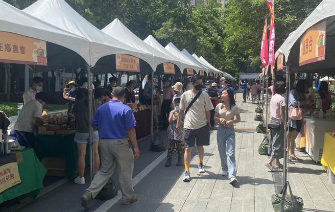 中台湾好农市集在草悟道登场，展售台中、苗栗及南投等3县市农特产品及伴手礼。（台中市农业局提供／陈淑芬台中传真）