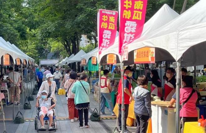 中台湾好农市集在草悟道登场，展售台中、苗栗及南投等3县市农特产品及伴手礼。（台中市农业局提供／陈淑芬台中传真）