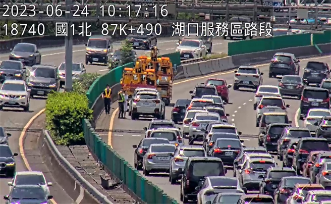 高公局指出，上午国道发生3件事故均导致车辆回堵，影响整体车流甚鉅。（高公局提供／陈佑诚传真）