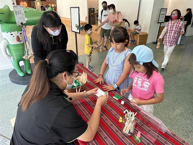 国立台湾史前文化博物馆以「我是谁？：台湾艺术史中的身分追寻」特展及端午系列活动迎接端午连假，每天都吸引逾千人参观。（国立台湾史前文化博物馆提供／蔡旻妤台东传真）