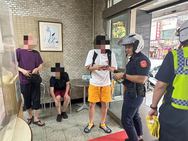 日籍游客手机失而復得相当开心，一再感谢员警协助，也感受到台湾的温暖。（基隆市警局提供／徐佑升基隆传真）