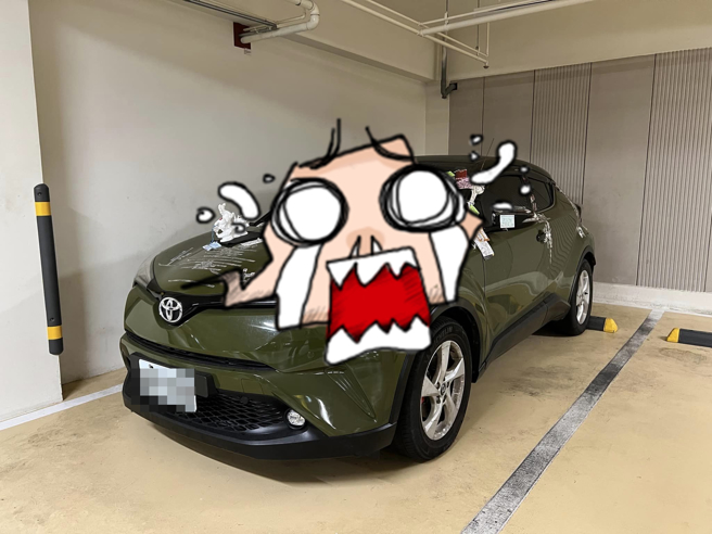 桃园一处公园地下停车场被发现一辆停了许久的深绿色休旅车，车身贴满各式贴纸，还有许多玩偶、公仔放在引擎盖上，甚至有类似符咒的物品贴在各处。（翻摄自脸书「路上观察学院」）