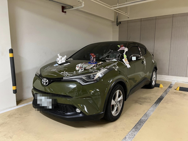 桃园一处公园地下停车场被发现一辆停了许久的深绿色休旅车，车身贴满各式贴纸，还有许多玩偶、公仔放在引擎盖上，甚至有类似符咒的物品贴在各处。（翻摄自脸书「路上观察学院」）