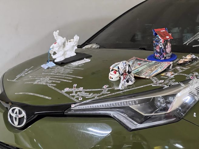 桃园一处公园地下停车场被发现一辆停了许久的深绿色休旅车，车身贴满各式贴纸，还有许多玩偶、公仔放在引擎盖上，甚至有类似符咒的物品贴在各处。（翻摄自脸书「路上观察学院」）