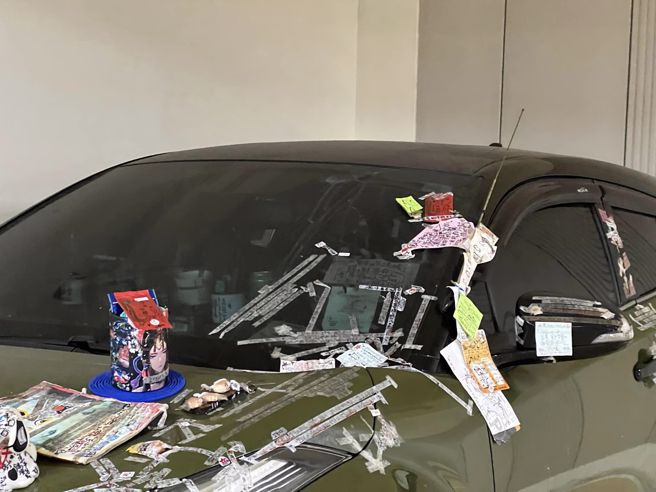 桃园一处公园地下停车场被发现一辆停了许久的深绿色休旅车，车身贴满各式贴纸，还有许多玩偶、公仔放在引擎盖上，甚至有类似符咒的物品贴在各处。（翻摄自脸书「路上观察学院」）