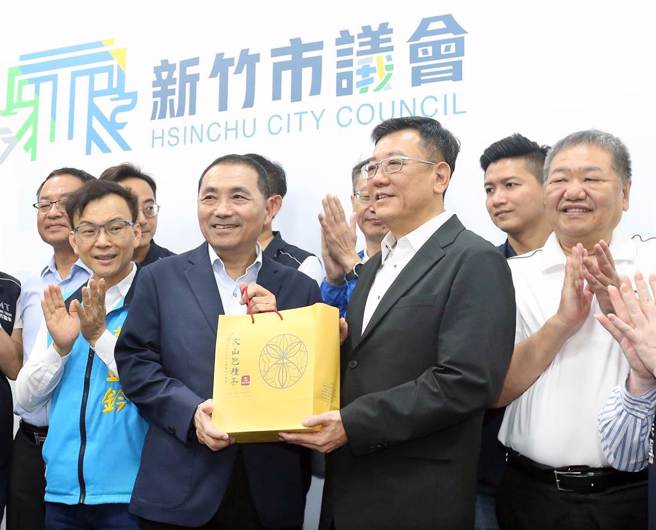 国民党总统参选人侯友宜（左二）在新北市议长蒋根煌（右）陪同下拜会新竹市议长许修睿（右二），并交换礼物留念，许修睿表示将力挺党内提名的总统参选人。（范扬光摄）