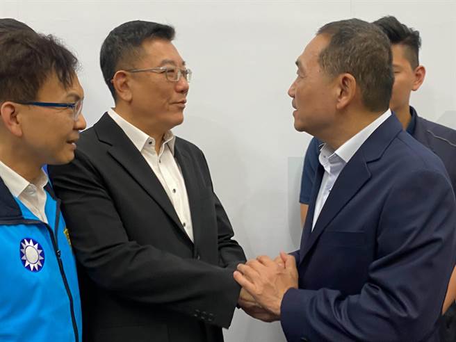 国民党总统参选人侯友宜24日在新北市议会议长蒋根煌的陪同下，拜会新竹市议会议长许修睿，感谢许修睿平常就在为国民党的团结一点一滴的在努力，他对许修睿是非常的感激。（陈育贤摄）