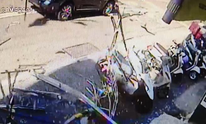 当地各处路口、住家监视器画面曝光，只见气爆当下有大量鹰架、铁架、窗户等物品从高处坠落，地面全是碎片。（消防局提供）