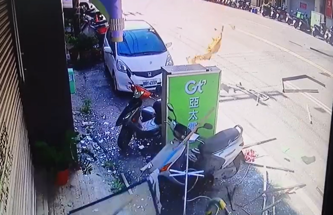 当地各处路口、住家监视器画面曝光，只见气爆当下有大量鹰架、铁架、窗户等物品从高处坠落，地面全是碎片。（消防局提供）
