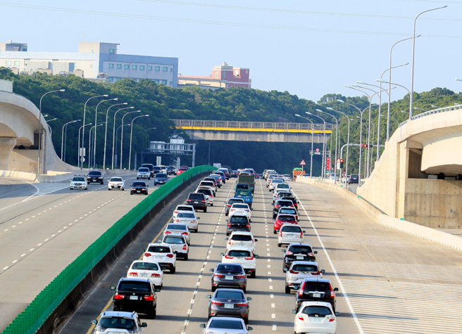 端午連假第三天，午後國5頭城路段紫爆。（本報系資料照）