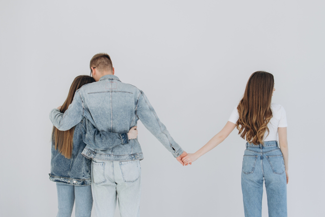 生肖屬猴、豬、龍的男人婚後依舊非常花心，也時常到處拈花惹草。（示意圖／Shutterstock）