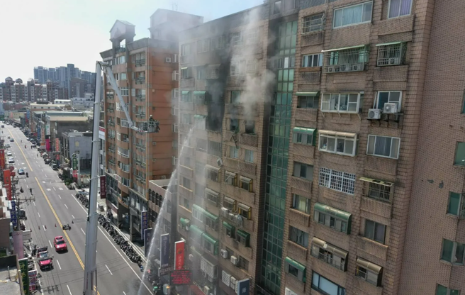 竹北市中正东路一处大楼发生瓦斯气爆火警，9到11楼住家窜出浓烟，一名16岁少年睡梦中遭炸伤，全身超过8成烫伤，送医插管中。（翻摄自记者爆料网）