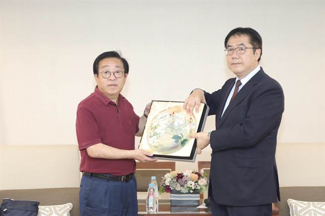 黃偉哲也贈送蘭花大盤等禮物，感謝田中康男社長親訪台南芒果產地。(台南市政府提供／曹婷婷台南傳真)