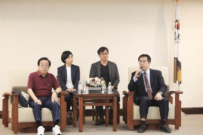 黃偉哲今天與丸久株式會社社長田中康男(左一)會面，交流農產外銷事宜。(台南市政府提供／曹婷婷台南傳真)