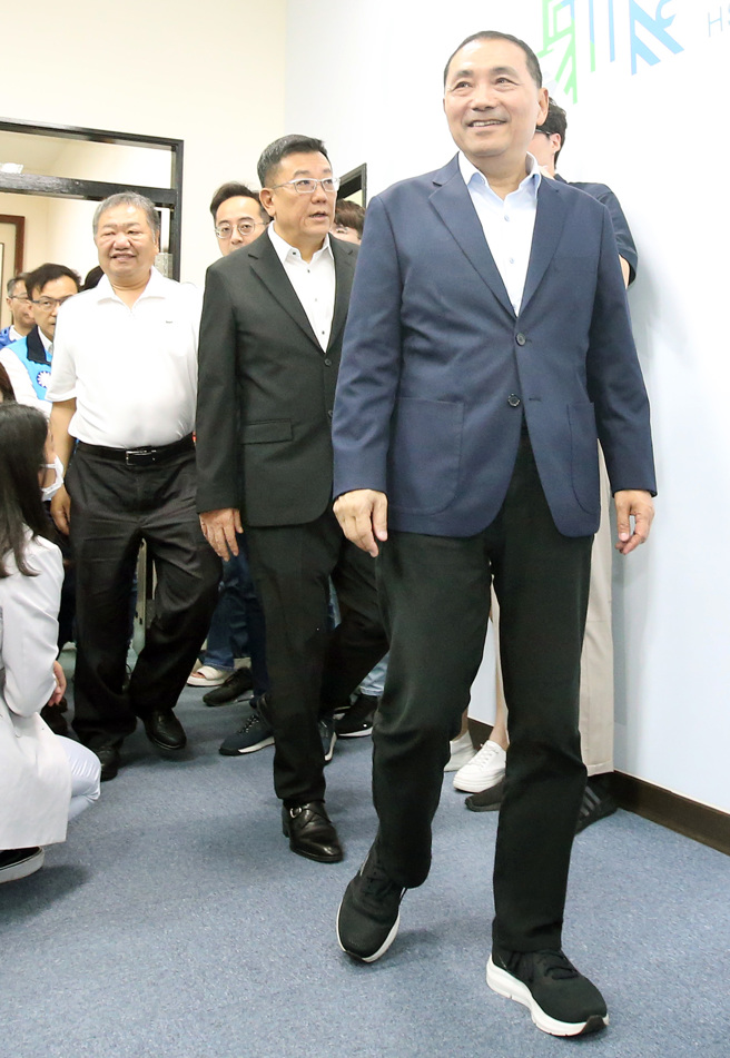 许修睿（左二）表示，国民党一定会团结支持党提名的总统参选人，更呼吁非绿大结盟，一起下架民进党。（范扬光摄）