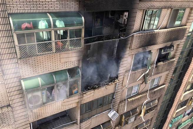 竹北市中正东路发生瓦斯气爆火警，经查9 楼住户有名16岁少年在气爆当时，身体有80％烧烫伤，家人自行送到东元医院急救转送林口长庚医院救治。（消防局提供）