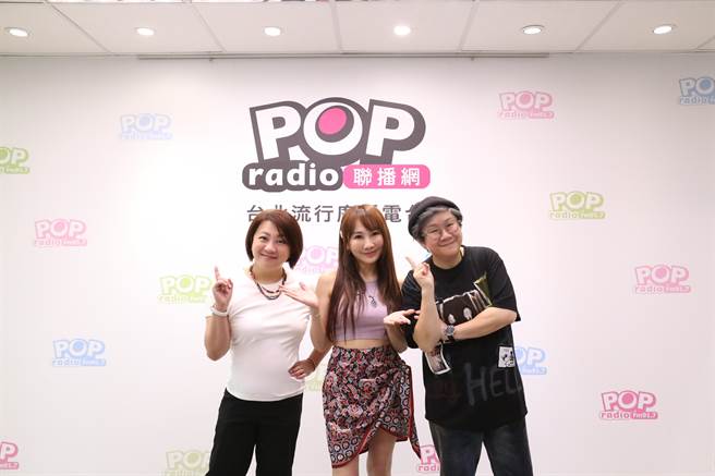 王宥忻（中）与歌唱老师陈秀珠（左）日前上电台节目受访。（POP Radio提供）