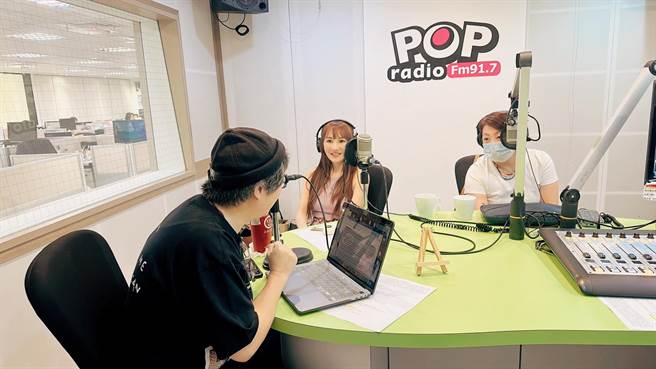 王宥忻与歌唱老师陈秀珠日前上电台节目受访。（POP Radio提供）