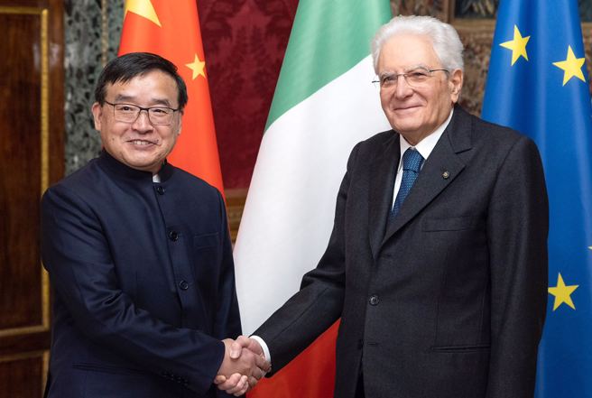 意大利总统马塔雷拉（右）与中国驻义大利大使贾桂德（左）。（新华社）