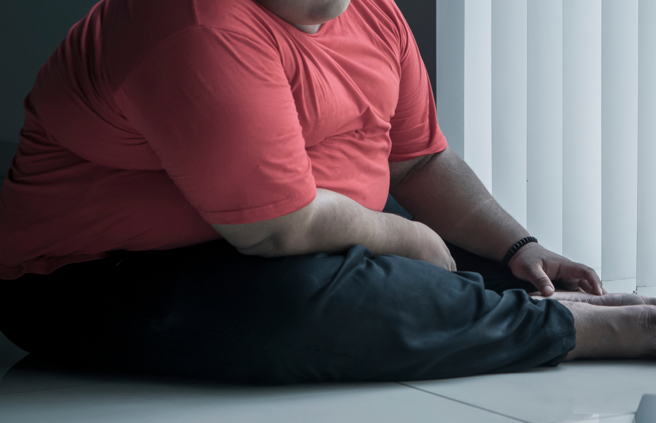 印尼一名體重達300公斤的男子因病需送醫，當局動員數名消防員破壞他家中牆壁，並出動堆高機和卡車，才將他送醫。（示意圖／shutterstock）