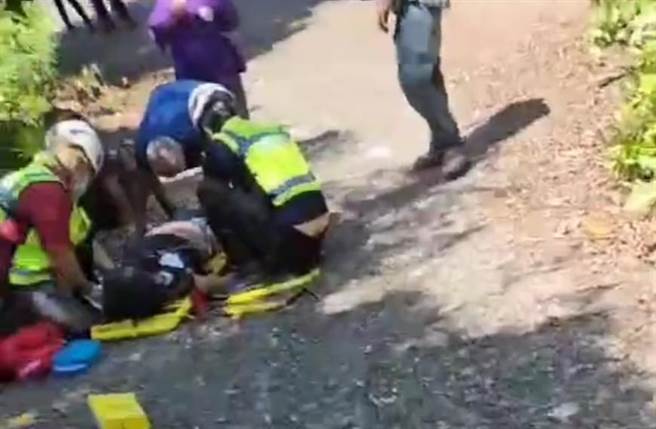 花莲一名20岁无照的全姓男子今驾驶一辆小货车，载着田姓友人返家，行经万荣乡马远村时，不慎辗压躺在路旁树下睡觉的40岁王姓女子，造成女子伤重不治。（民眾提供／罗亦晽花莲传真）