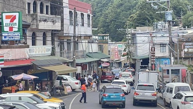 桃园拉拉山端午连假游客车潮相当多。（吕筱蝉摄）