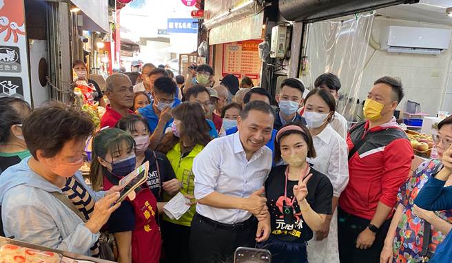 侯友宜今天到城隍廟參香，受到遊客、民眾熱烈歡迎、爭相合照，展現其親民的另一面。（陳育賢攝）