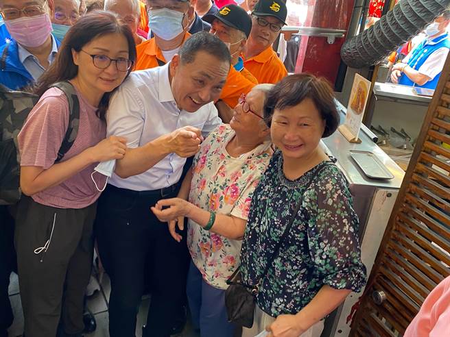 侯友宜今天到城隍廟參香，受到遊客、民眾熱烈歡迎、爭相合照，展現其親民的另一面。（陳育賢攝）