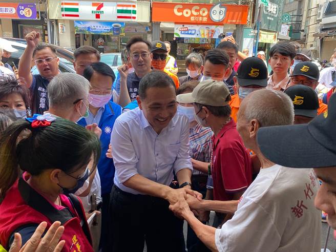 侯友宜今天到城隍廟參香，受到遊客、民眾熱烈歡迎、爭相合照，展現其親民的另一面。（陳育賢攝）