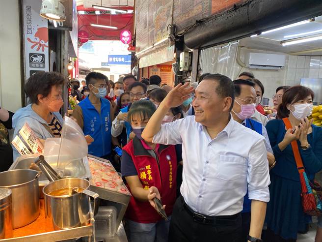 侯友宜今天到城隍廟參香，受到遊客、民眾熱烈歡迎、爭相合照，展現其親民的另一面。（陳育賢攝）