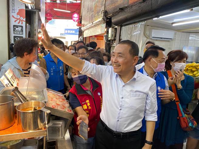 侯友宜今天到城隍廟參香，受到遊客、民眾熱烈歡迎、爭相合照，展現其親民的另一面。（陳育賢攝）