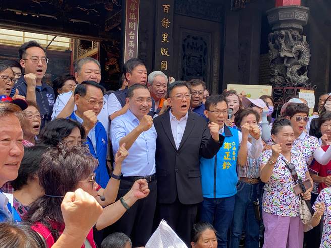 國民黨總統參選人侯友宜24日到新竹都城隍廟參香時受到大批支持者歡迎，現場「侯總統」、「凍蒜」聲不斷。（陳育賢攝）