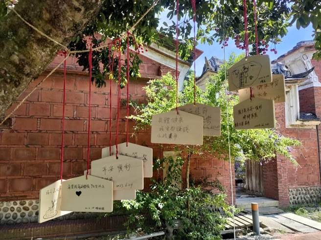 現場也舉辦祈福活動，無論求家庭平安、求學運，希望百年荔枝能為民眾帶來祝福。（潘虹恩攝）