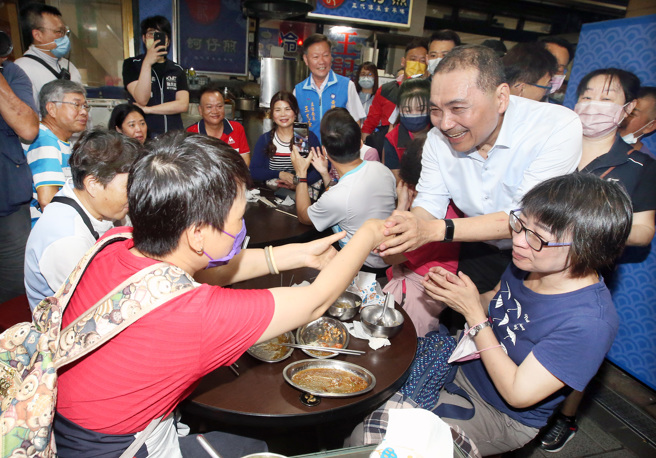 國民黨總統參選人侯友宜（右二）24日前往新竹市城隍廟參拜，並與民眾握手致意。（范揚光攝）