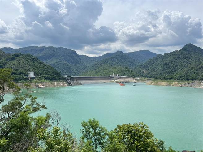 曾文水库因放水给乌山头水库作为二期稻作供灌，蓄水率再度快速下降。（读者提供／程炳璋台南传真）