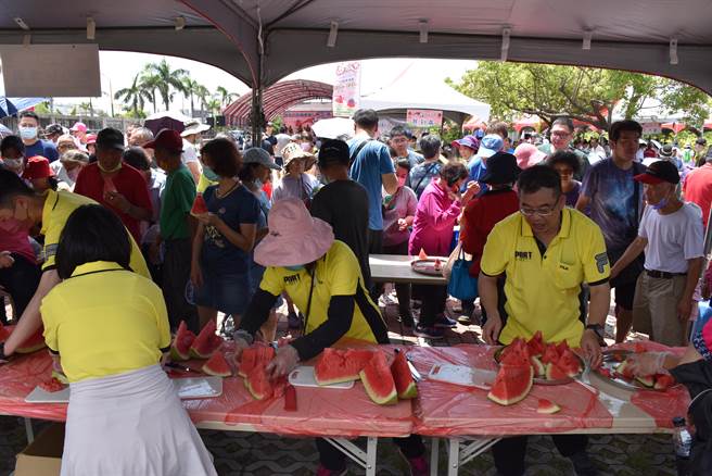 竹南镇农会24日举办竹南西瓜节，免费请民眾大啖清凉西瓜。（谢明俊摄）