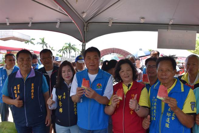 竹南镇农会24日举办竹南西瓜节，苗栗县长锺东锦吃完竹南西瓜大声夸讚。（谢明俊摄）