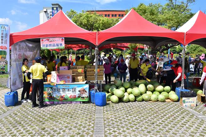 竹南镇农会24日举办竹南西瓜节，现场堆满西瓜。（谢明俊摄）