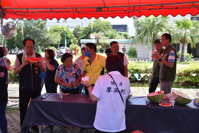 竹南镇农会24日举办竹南西瓜节，免费请民眾大啖清凉西瓜。（谢明俊摄）