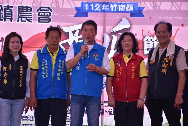 竹南镇农会24日举办竹南西瓜节，苗栗县长锺东锦大声夸讚竹南西瓜好。（谢明俊摄）