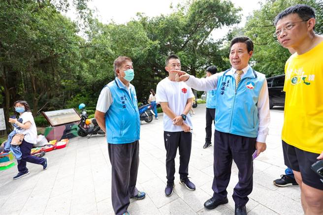 夏墅至延平郡王祠路段改为单行道引发附近居民反弹，县长陈福海(右二)昨率相关人员前往会勘。(图／金门县政府提供)