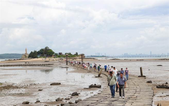 有「金门版摩西分海」称号的建功屿已成为网红景点，周边道路车流量也与日俱增。(图／金门县政府提供)