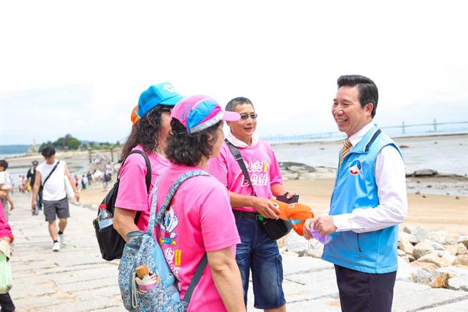 访察中县长陈福海(右一)也与沿途游客致意，并且听取他们对于旅游的相关意见与看法。(图／金门县政府提供)