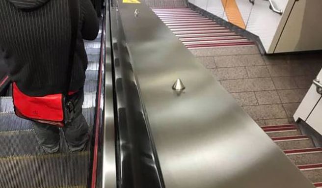 捷运手扶梯旁惊见整排「突起物」，真实用途曝光。（图／翻摄自爆废公社）