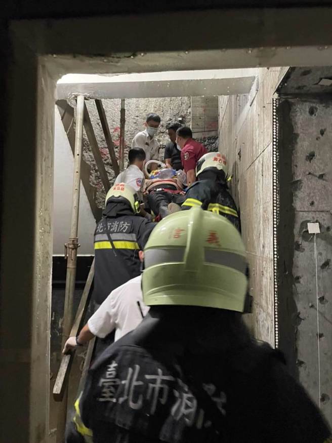 救护人员到场时工人已无生命迹象。（翻摄照片／林郁平台北传真）
