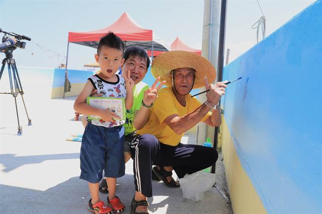 嘉义县政府今携手海洋保育署，在东石乡网寮渔港举办「2023海洋抵嘉童乐绘」活动，不分年龄层民眾热情参与。（嘉义县政府提供∕吕妍庭嘉义传真）