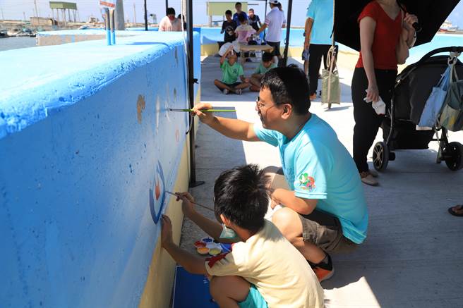 嘉义县政府今携手海洋保育署，在东石乡网寮渔港举办「2023海洋抵嘉童乐绘」活动，不分年龄层民眾热情参与。（嘉义县政府提供∕吕妍庭嘉义传真）